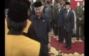 Presiden-Seoharto-mundur.jpg