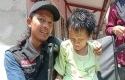 Relawan-ACT-Ardian-bersama-nenek-Sukiyah.jpg