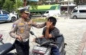 Remaja-tak-pakai-helm-menangis.jpg