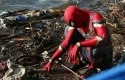 Rudi-Hartono-berpakaian-Spiderman-mengumpulkan-sampah-di-pantai.jpg
