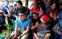 Sandiaga-Uno-dikerumuni-ibu-ibu-di-Pasar-Cik-Puan.jpg