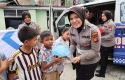 Satlantas-bagi-helm-ke-anak-anak2.jpg