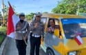 Satlantas-bagikan-bendera-ke-penendara.jpg