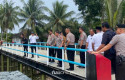 Segera-Diresmikan-Kapolri-Kapolda-Riau-Cek-Jembatan-Merah-Putih-Presisi-di-Kampar.jpg