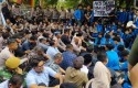 Sejak-Pagi-Hingga-Sore-Demonstran-di-Gedung-DPRD-Riau-Datang-Bergiliran.jpg