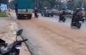 Sejumlah-Pengendara-Terjatuh-Akibat-Ceceran-Tanah-Proyek-di-Jalan-Sudirman.jpg