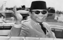 Soekarno-berkostum-jas-dan-dasi-serta-peci.jpg