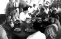 Soekarno-saat-menikmati-makan-bersama.jpg