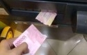 Tarik-uang-di-mesin-ATM-malah-robek.jpg