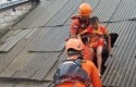 Tim-Rescue-KANSAR-Jakarta-mengevakuasi-warga.jpg