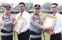 Tindak-Debt-Collector-Ilegal-Para-Polisi-ini-Raih-Penghargaan-dari-Kapolda-Riau.jpg