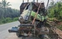 Truk-Bermuatan-Berat-Gagal-Nanjak-Tabrak-Minibus-5-Nyawa-Melayang.jpg