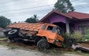 Truk-batubara-tabrak-pagar-rumah.jpg