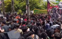Viral-Mahasiswa-UIR-Terlibat-Cekcok-di-Depan-Kampus-Berawal-dari-Senggol-senggolan.jpg