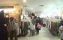 Warga-Serbu-Sukaramai-Trade-Center-Buru-Baju-Lebaran.jpg