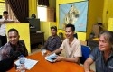 Warga-di-Kantor-Kantor-Desa-Karya-Indah.jpg