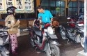 Warga-saat-melakukan-cek-fisik-kendaraan.jpg