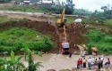 Wrangler-Rubicon-Bupati-Karanganyar-ditarik-alat-berat-excavator.jpg