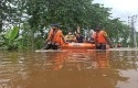 brimob-bantu-banjir.jpg