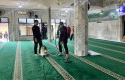 brimob-polda-riau-bersihkan-masjid.jpg