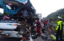 bus-pelangi-tabrak-truk-tronton.jpg