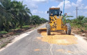 emp-perbaiki-jalan-rusak-di-pelalawan.jpg