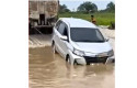 mobil-terjebak-banjir-di-bonai.jpg