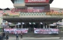 pedagang-STC-Pasang-bendera-putih4.jpg