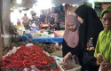 pembeli-cabai-di-pasar-cik-puan.jpg