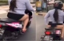 perempuan-naik-motor-pakai-celana-dalam.jpg