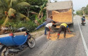 petani-siak-timbun-jalan-rusak2.jpg