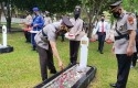 tabur-bunga-makam.jpg