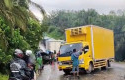 truk-terbalik-di-jalintim-pelalawan.jpg