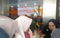 warga-berdesakan-di-kantor-pos.jpg